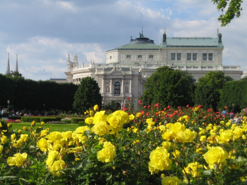 Voksgarten mit Burgtheater in Wien