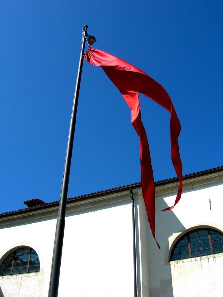 Vola spinta dal vento...una bandiera rossa