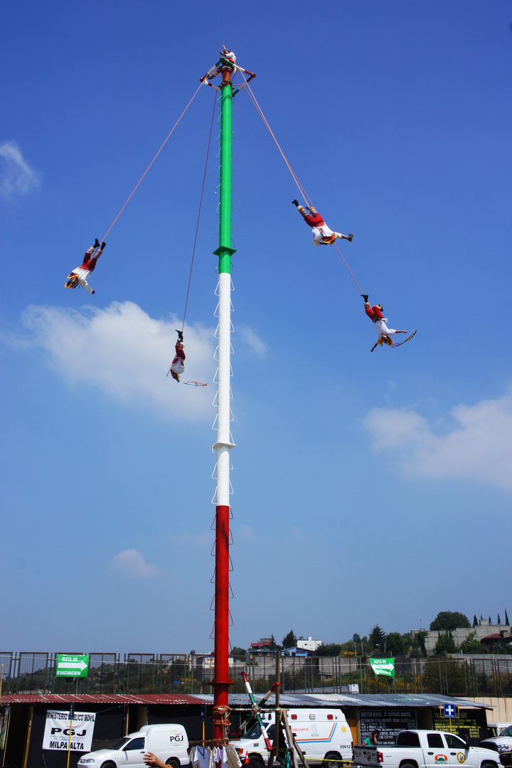 Voladores de Papantla bajando