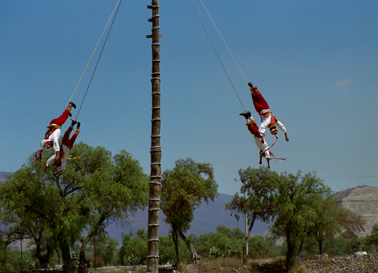voladores sur fond de teotihuacan