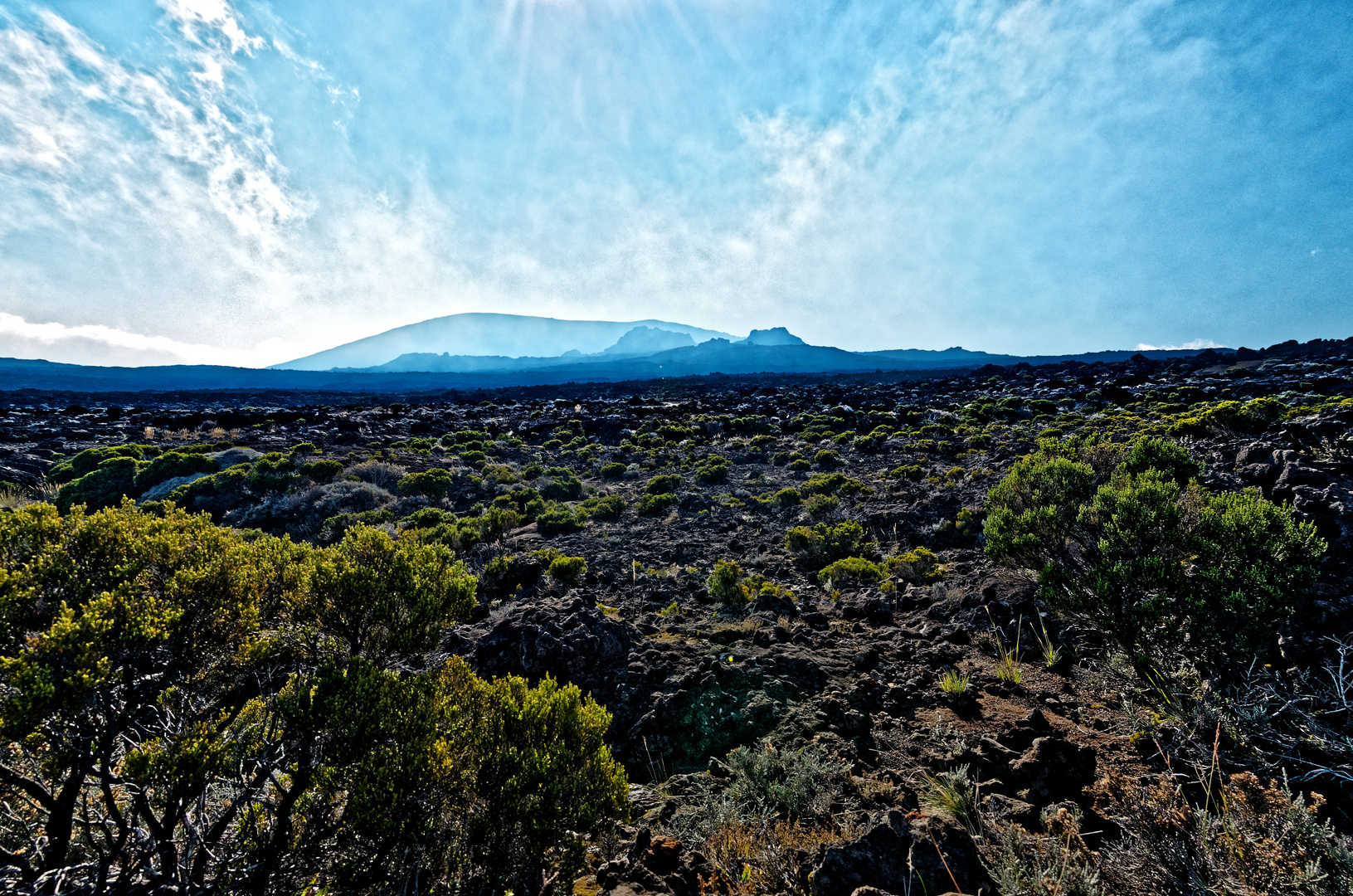 volcans éteints qui jalonnent les alentour de la fournaise