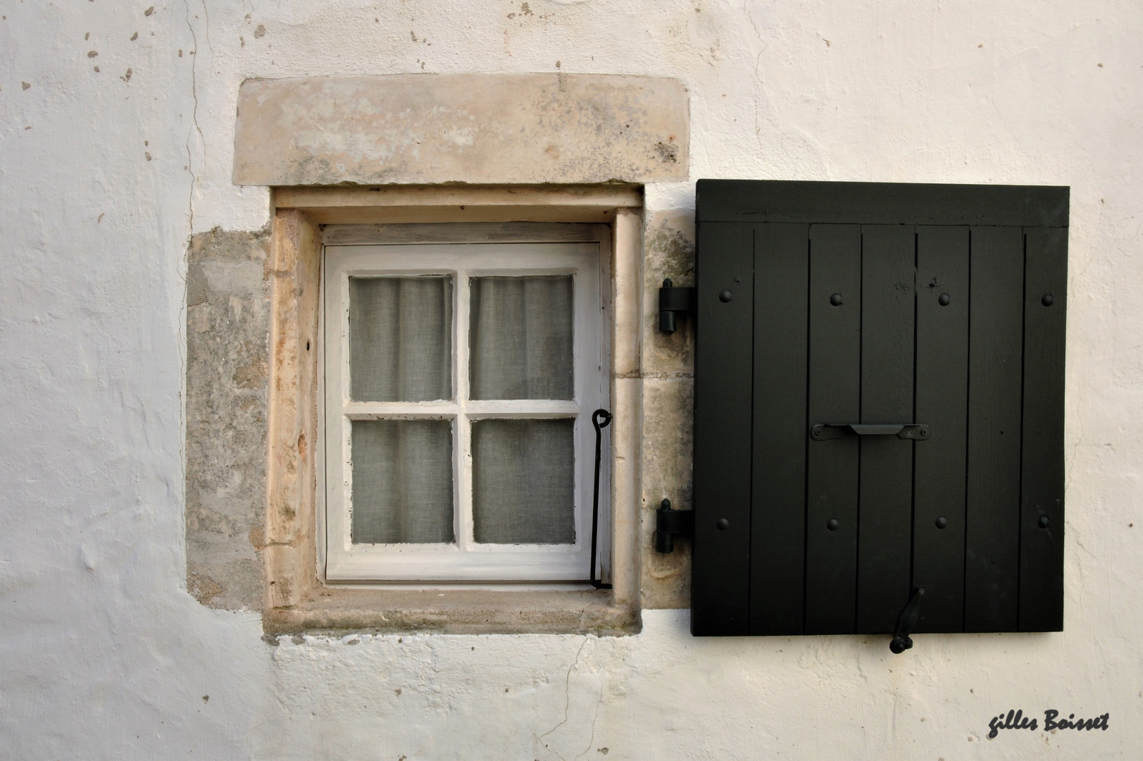 volet noir sur mur blanc