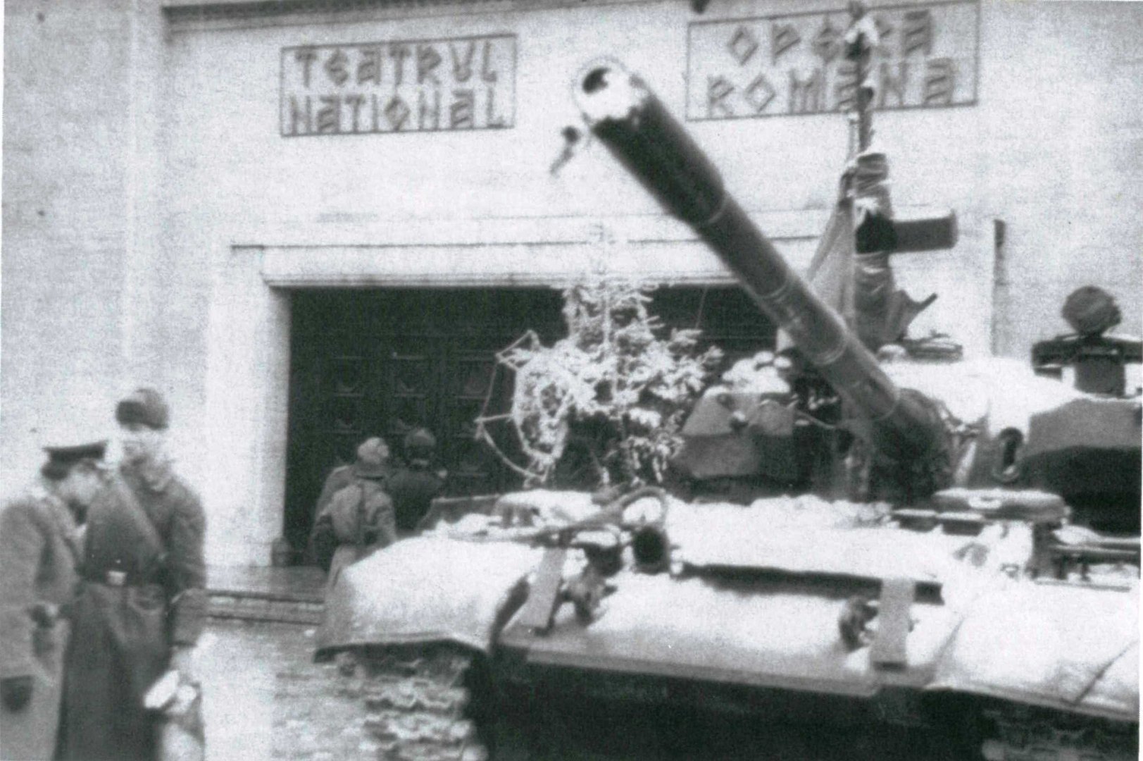 Volksaufstand von 1989 in Rumänien - Panzer auf dem Opernplatz in Temeswar / Timisoara