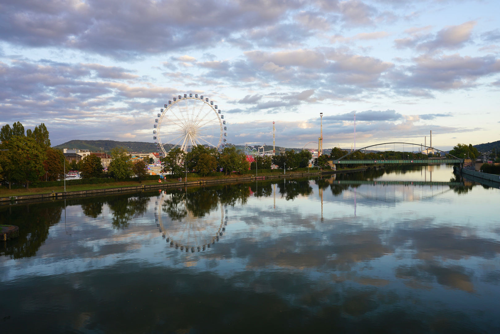 - Volksfestspiegelung - 