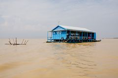 Volksschule auf dem Tonlé Sap