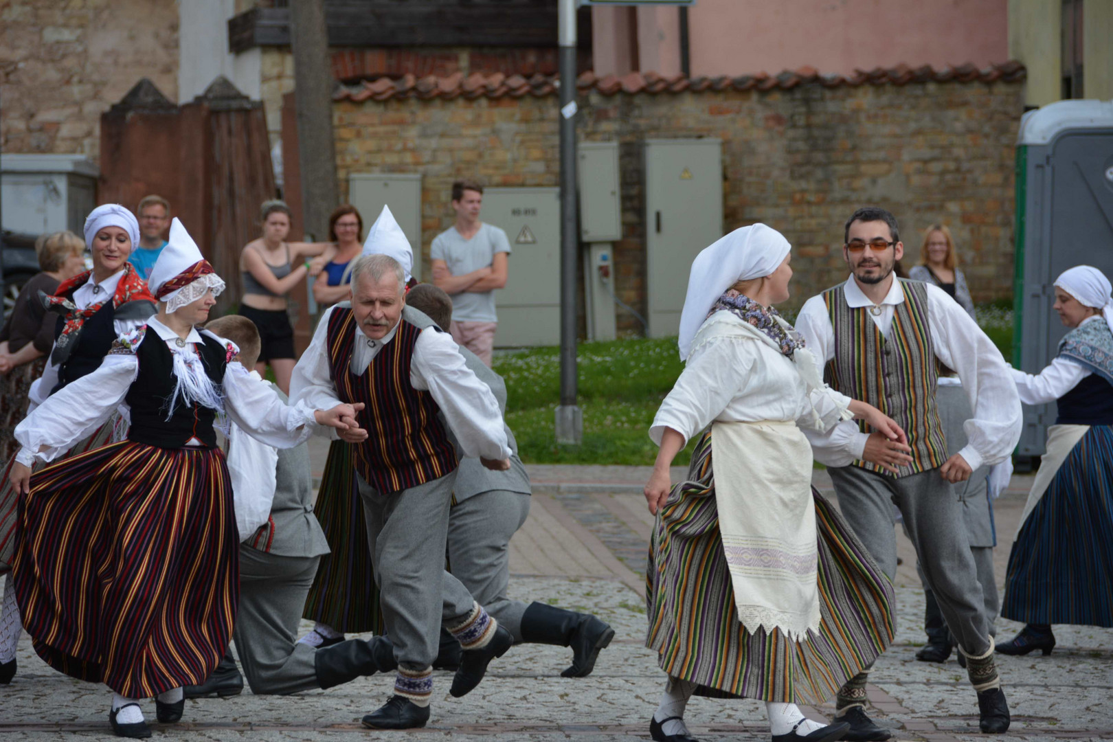 Volkstanz auf dem Marktplatz in Cesis (Littauen)