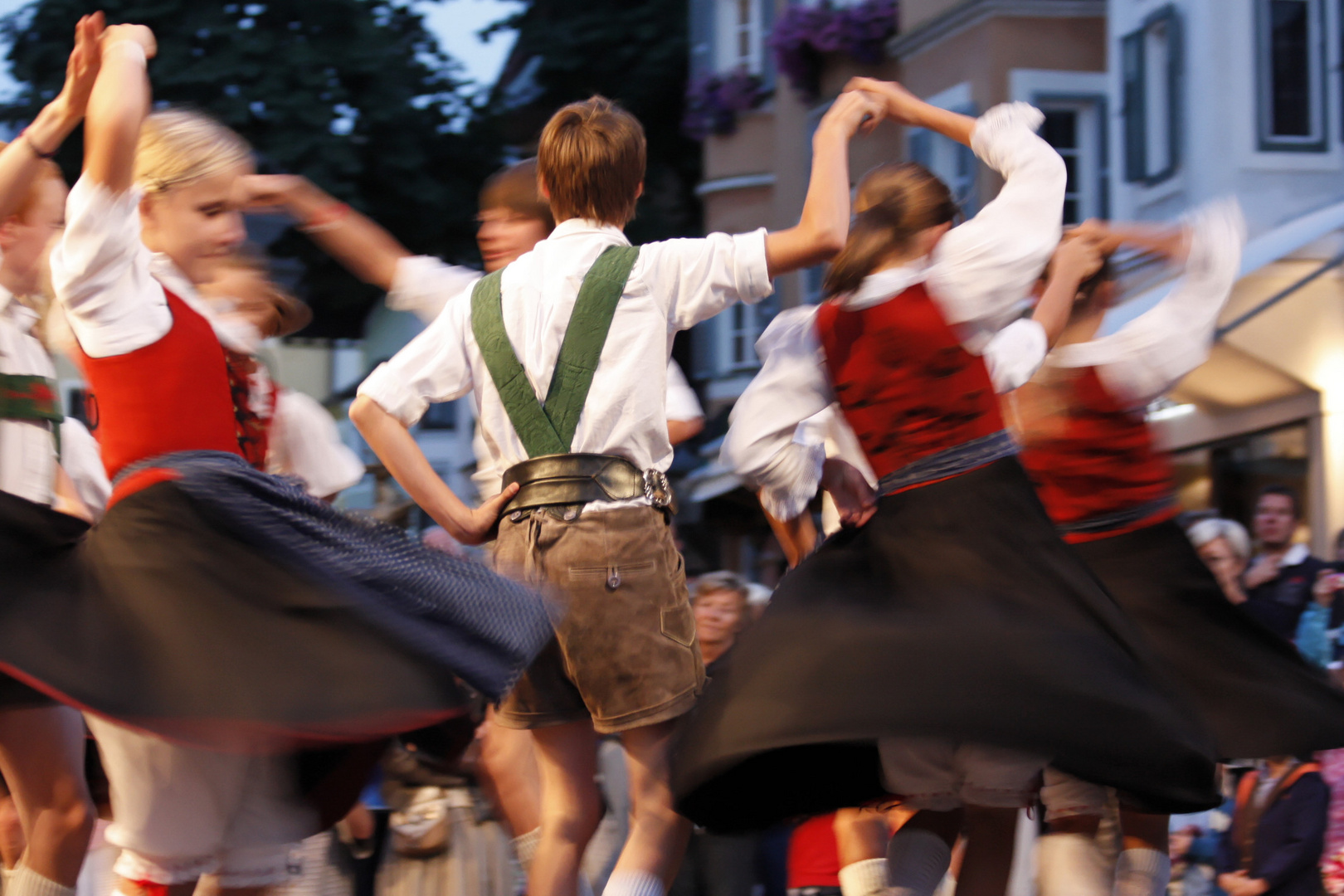 Volkstanz in Bewegung dargestellt