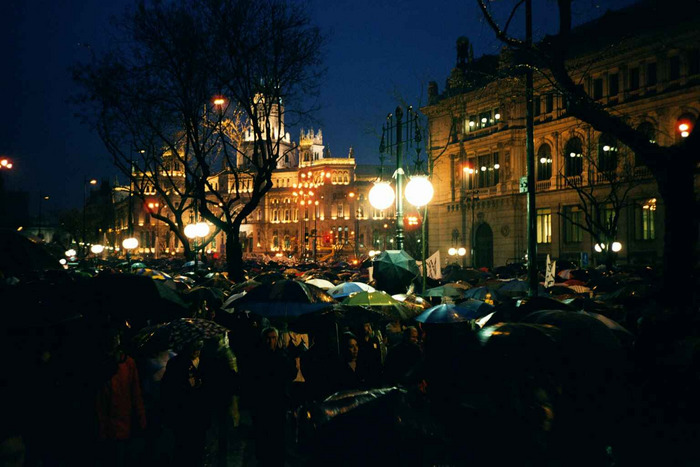 Volksversammlung im Regen bei nächtlicher Straßenbeleuchtung (Madrid am 12.03.2004)