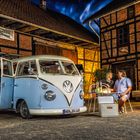 Volkswagen T1 Nachtaufnahme mit Camping Stimmung