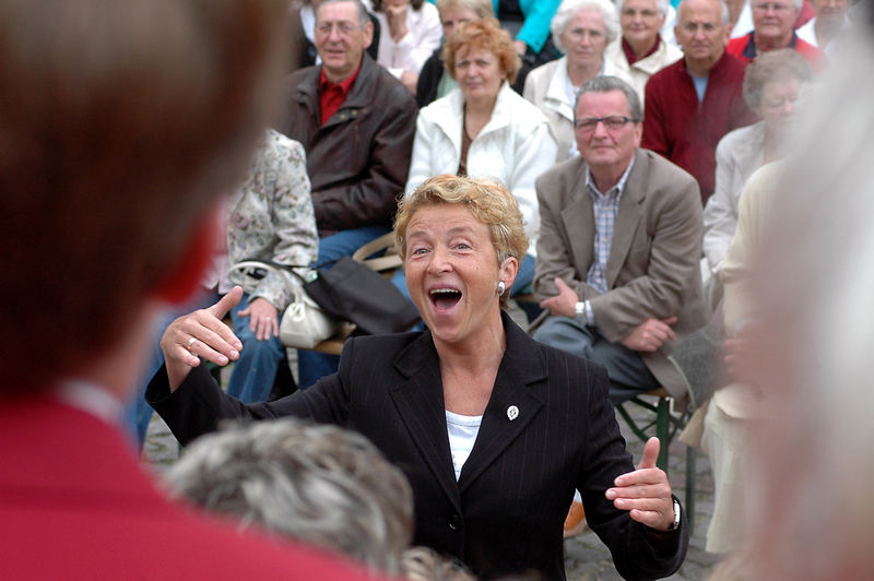 Voll bei der Sache (Chorleiterin)