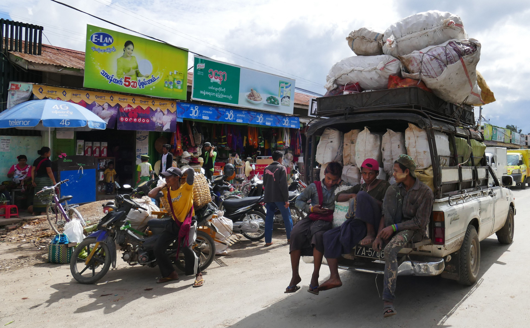 ...voll beladen in Nyaung Shwe...