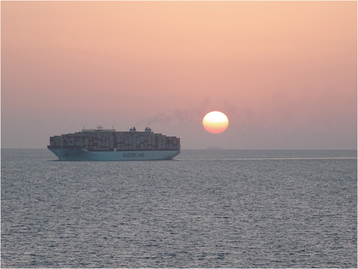 voll beladenes Containerschiff