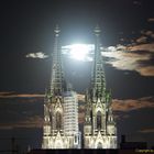 ...voll erwischt. Kölner Dom mit Vollmond. Cologne Cathedral with full moon.