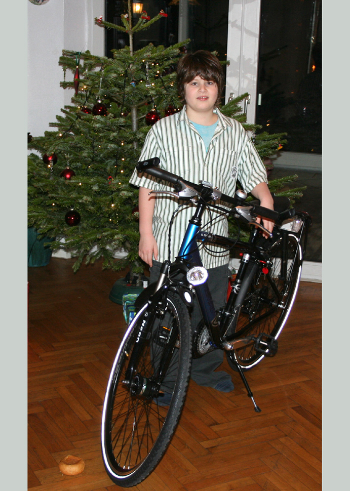 Voll Freude zeigt er sein neues Fahrrad