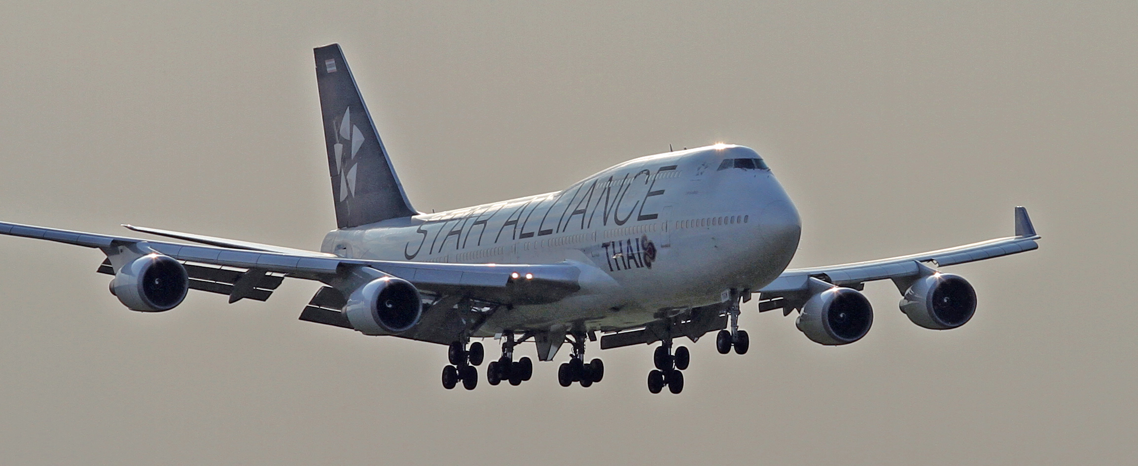 Voll im Gegenlicht der Sonne Boeing 747 ...