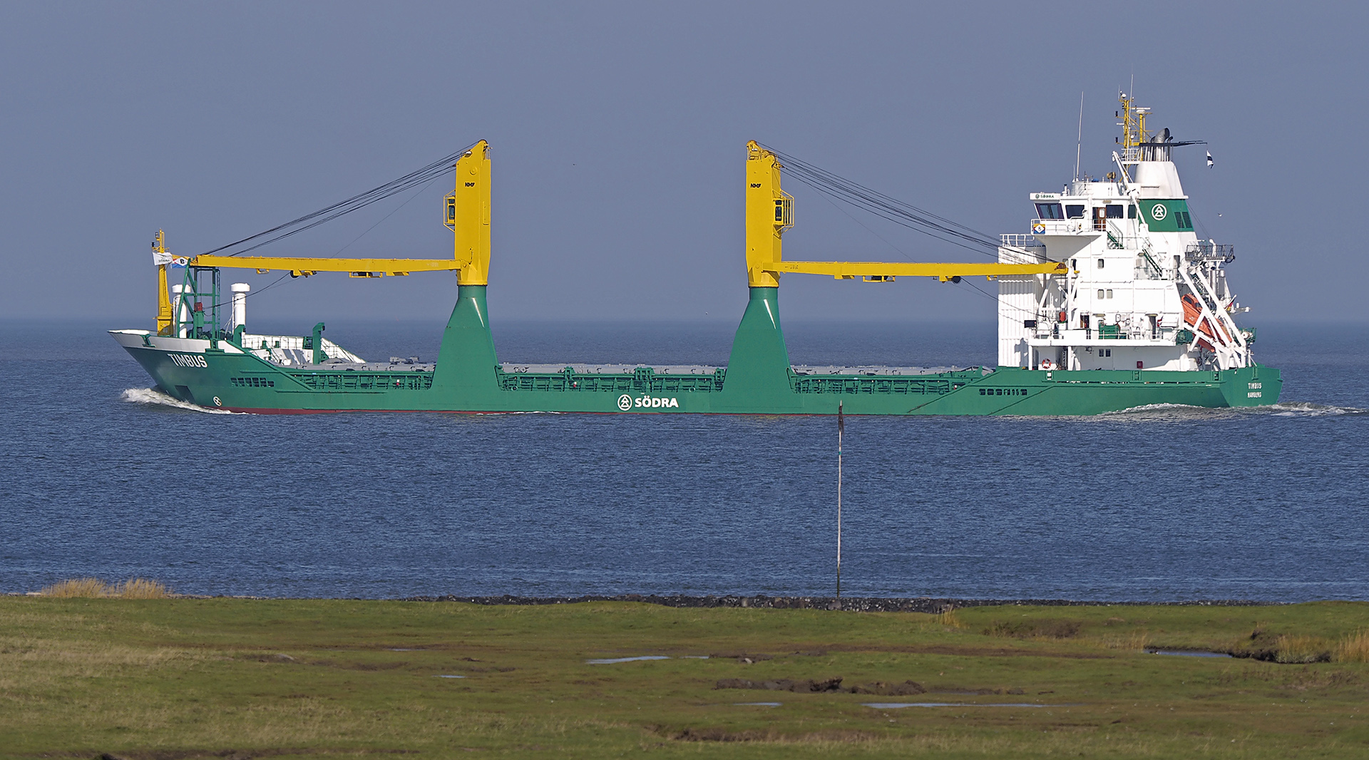 Vollbeladener Küstenfrachter TIMBUS (Papenburg) auf der Elbe stromabwärts bei Altenbruch