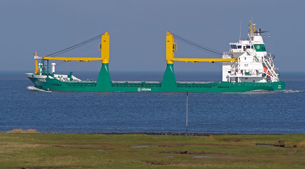 Vollbeladener Küstenfrachter TIMBUS (Papenburg) auf der Elbe stromabwärts bei Altenbruch