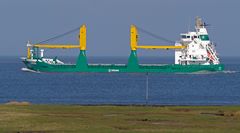 Vollbeladener Küstenfrachter TIMBUS (Papenburg) auf der Elbe stromabwärts bei Altenbruch