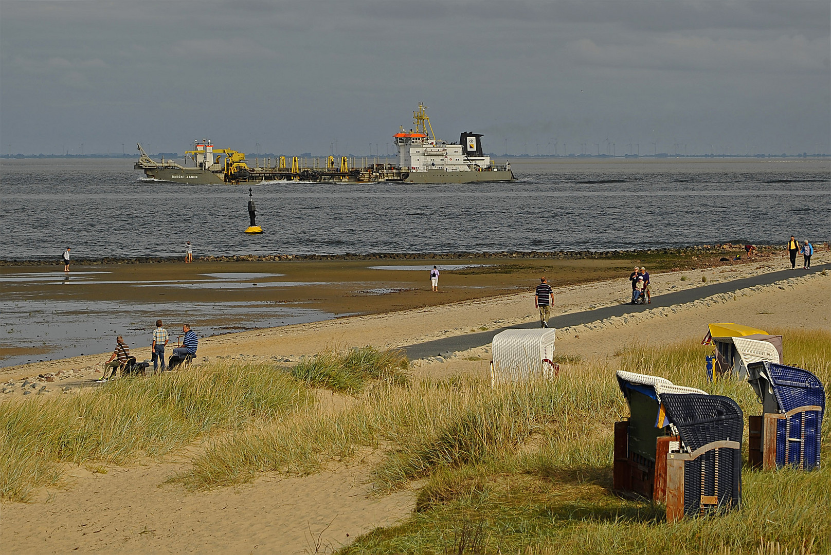 Vollbeladenes Saugbaggerschiff "Barent Zanen" auf der Elbe passiert den Strand von Cuxhaven-Döse