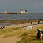 Vollbeladenes Saugbaggerschiff "Barent Zanen" auf der Elbe passiert den Strand von Cuxhaven-Döse