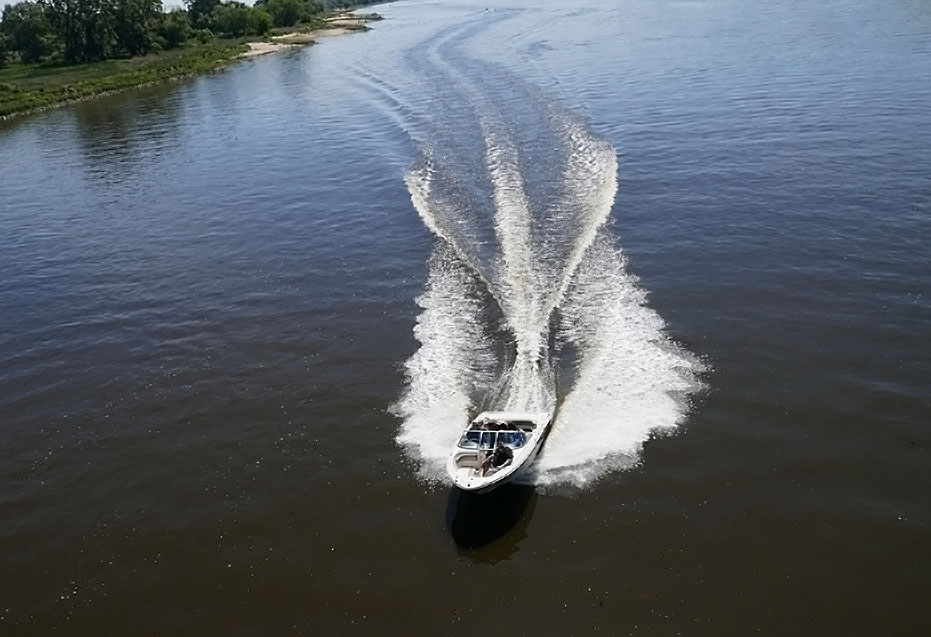 Volle Fahrt auf der Elbe