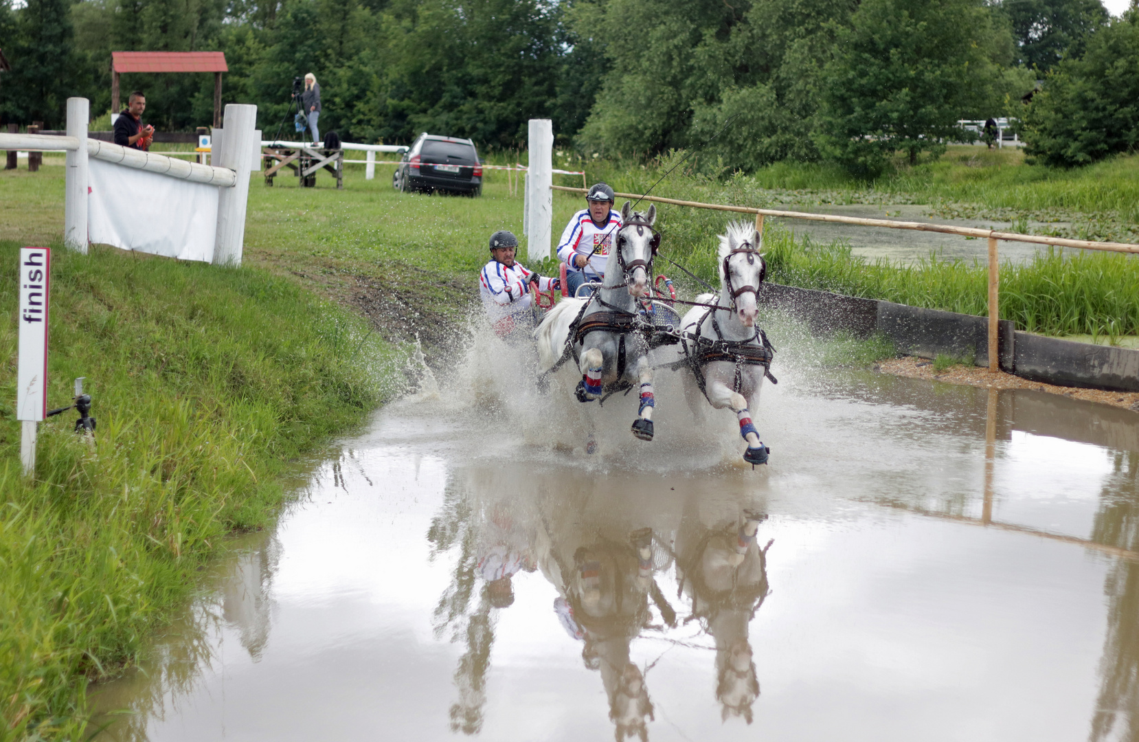 volle Fahrt ins Wasser...