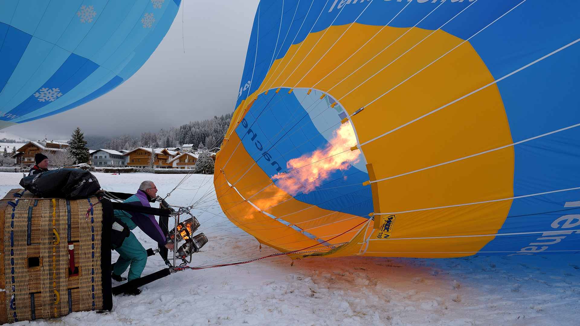 Volle Heizkraft ist jetzt angesagt damit der Ballon sich aufrichtet, aufgenommen im Janaur 2016...