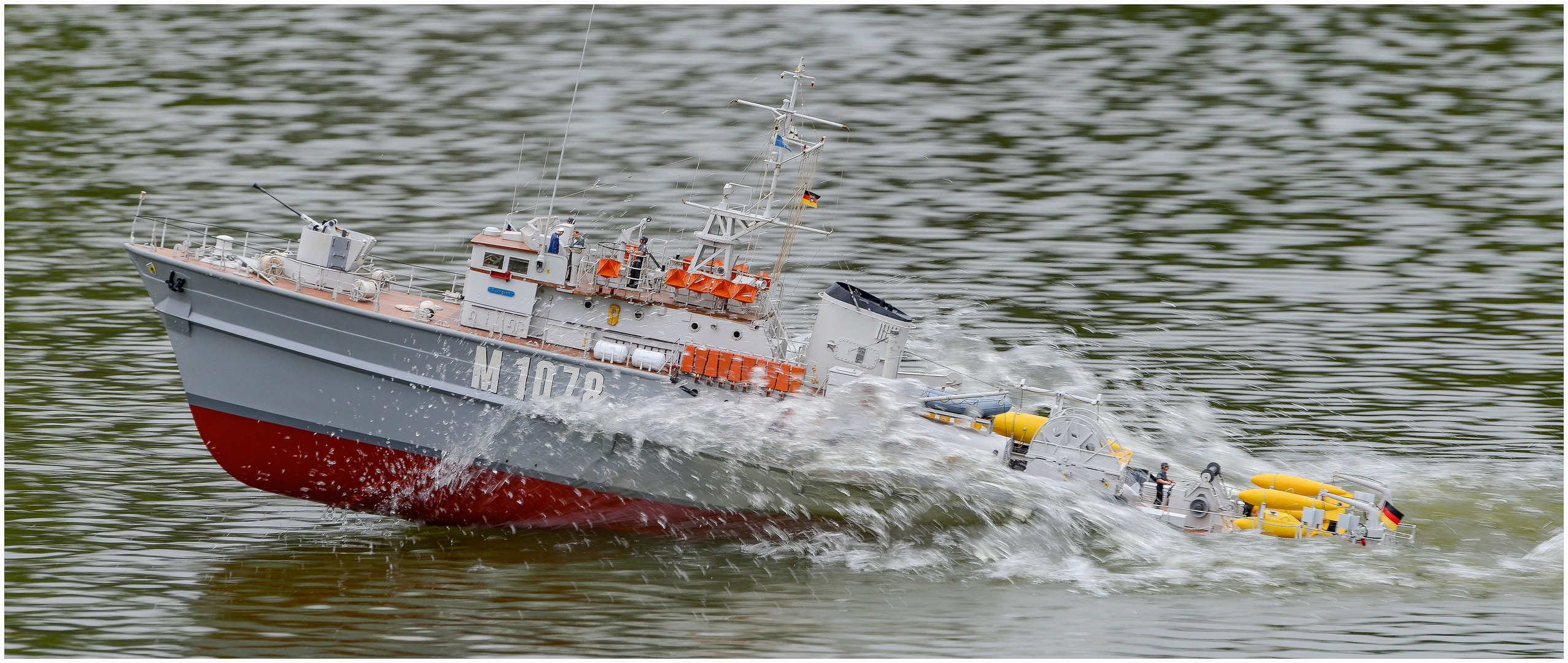 Volle Kraft voraus, der Kapitän will Wasserski fahren !