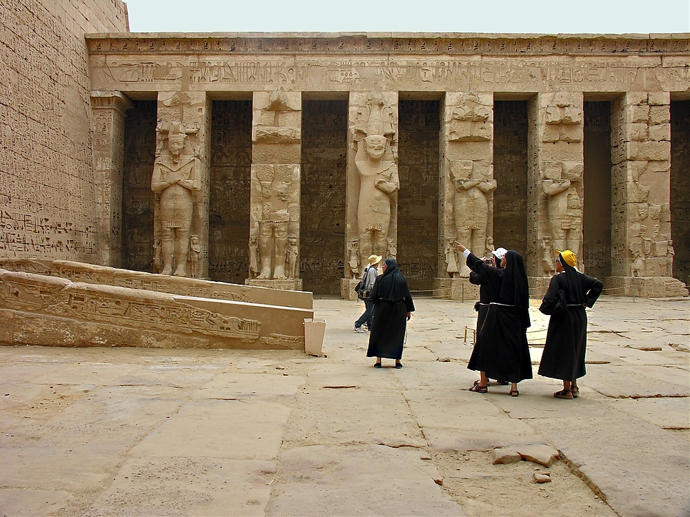 Voller Begeisterung und mit großem Interesse besichtigten diese Nonnen Medinet Habu.