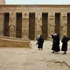 Voller Begeisterung und mit großem Interesse besichtigten diese Nonnen Medinet Habu.