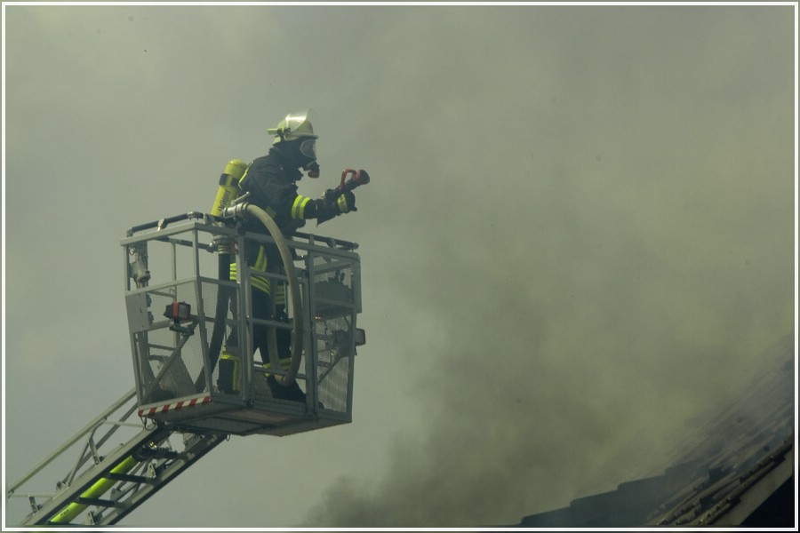 Voller einsatz bei der Feuerbekämpfung