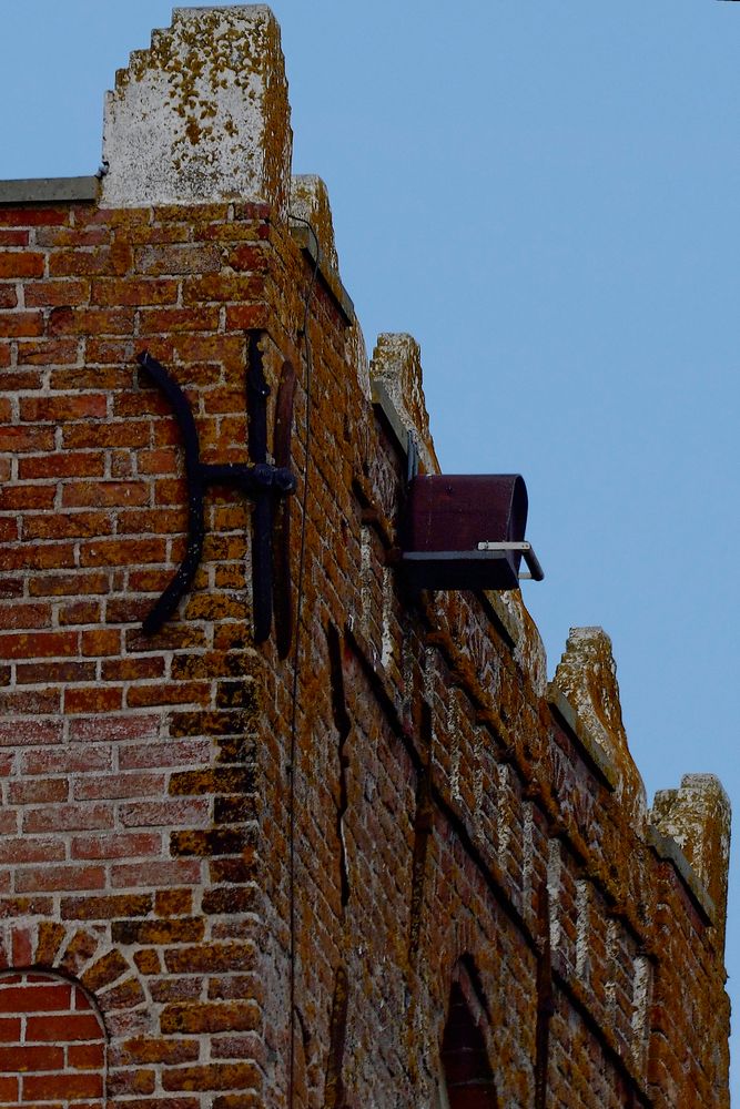 Voller Zoom: Nisthilfe für Falken am Turm der Kreuzkirche in Pilsum (Krummhörn, Ostfriesland)