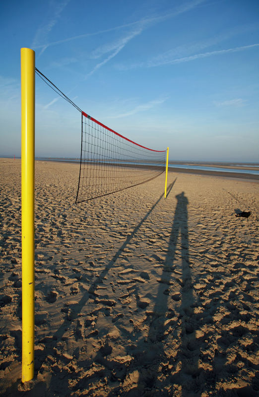 Volley-Beach ohne Ball und Beacher..