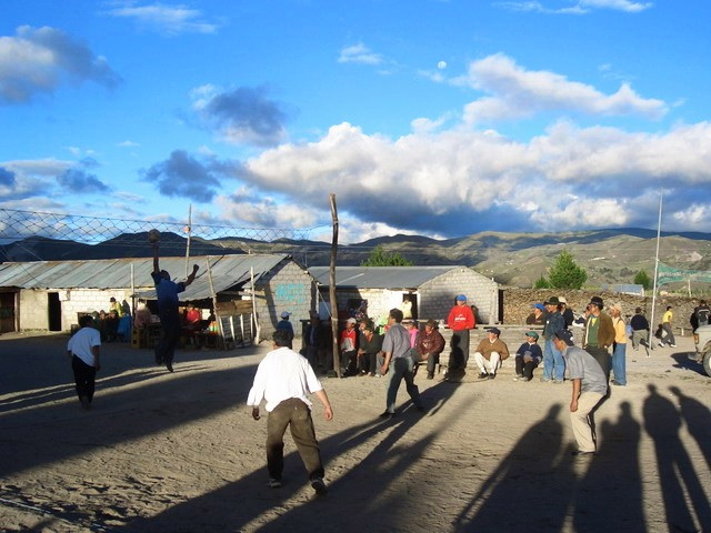 Volleyball in Quilotoa