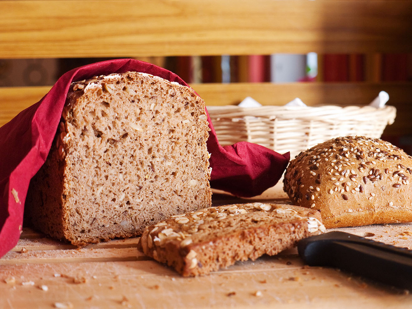 Vollkornbrot mit Sesambrötchen