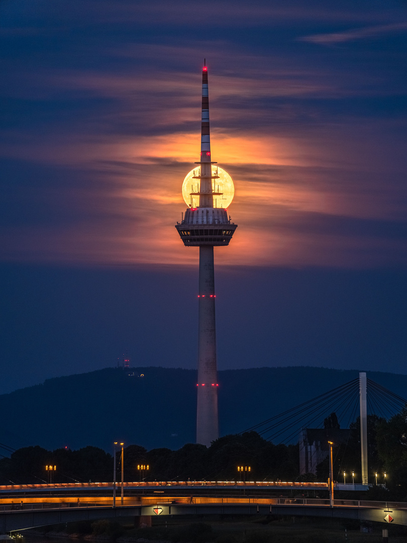 Vollmond am Fernsehturm