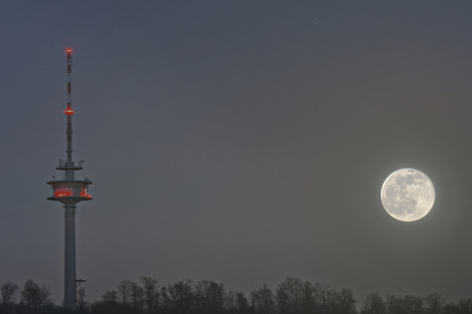 Vollmond am Fernsehturm Göttingen