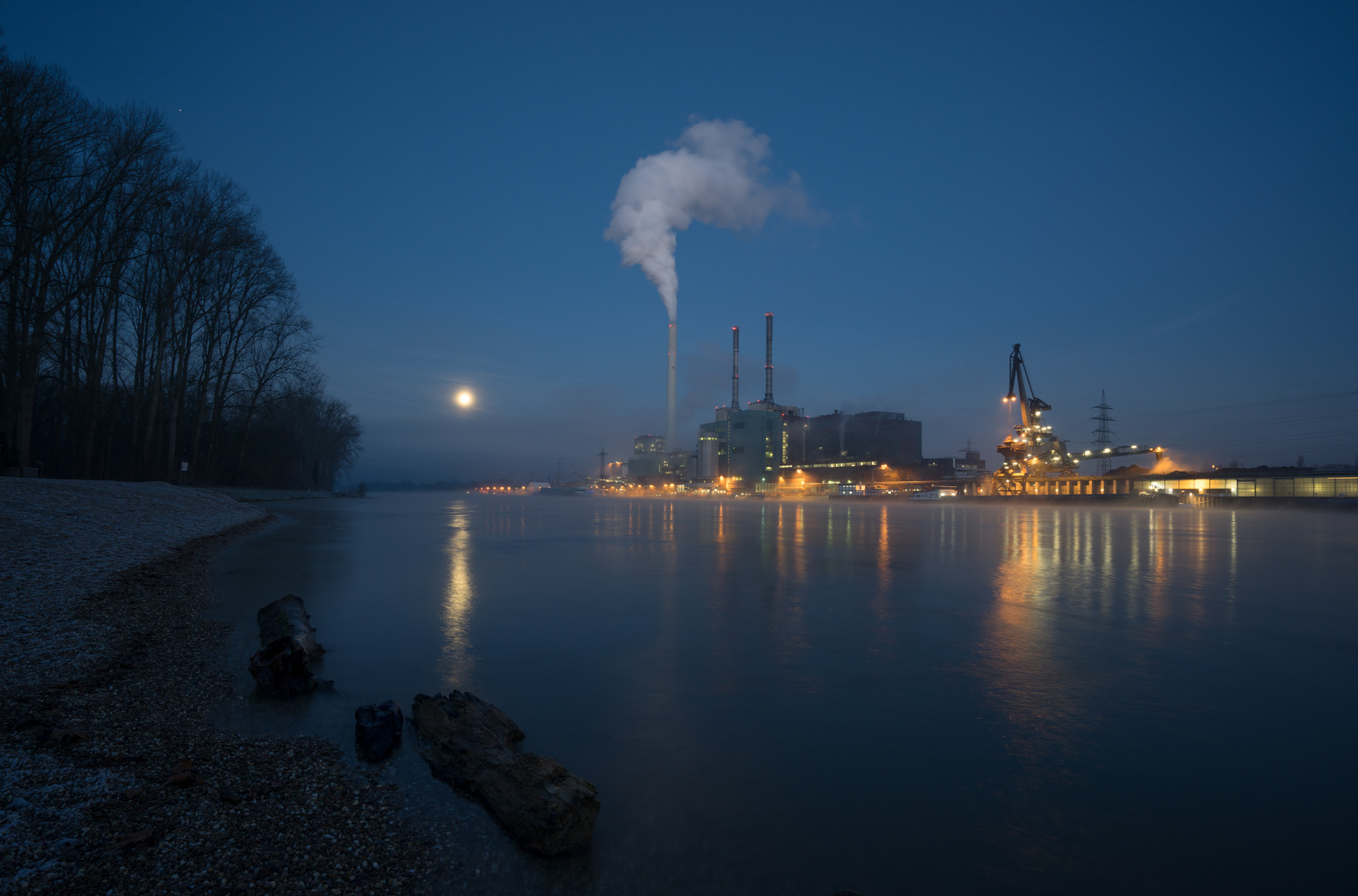 Vollmond am Fluss