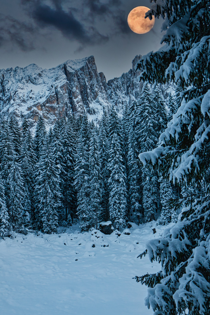 Vollmond am Karersee