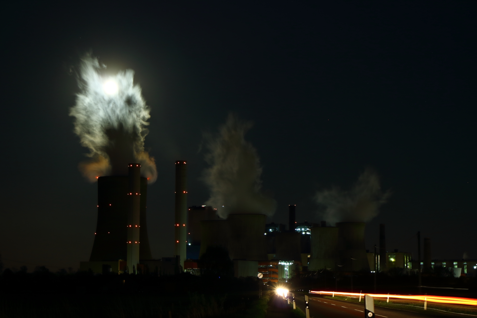 Vollmond am Kraftwerk