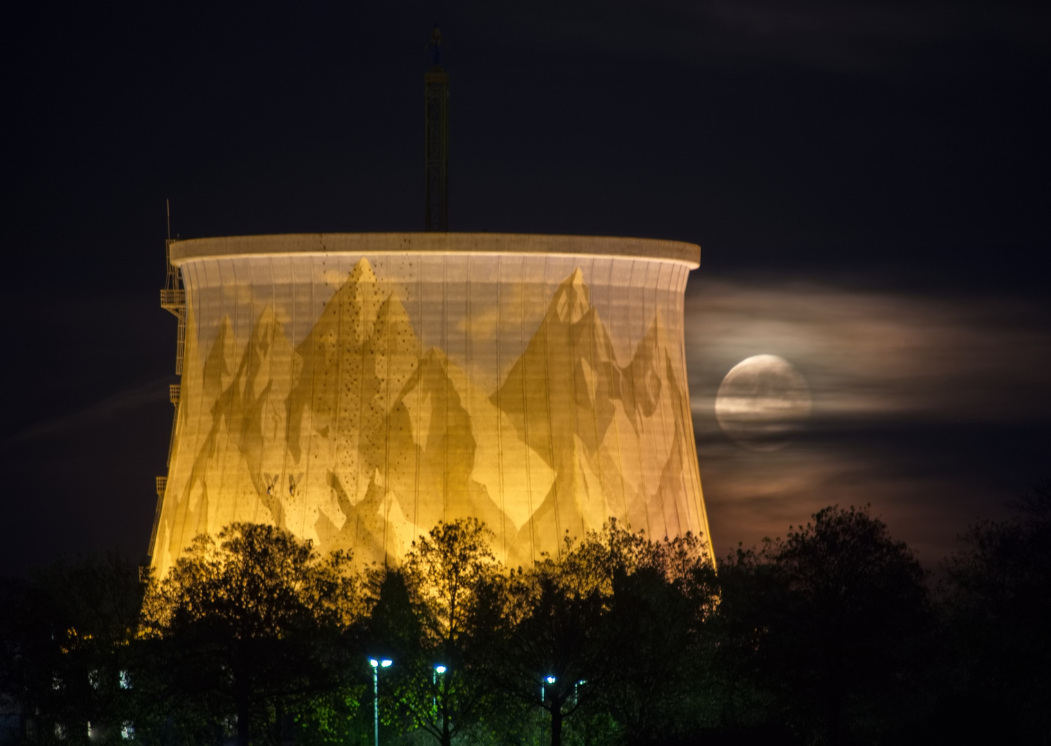 Vollmond am Kühlturm