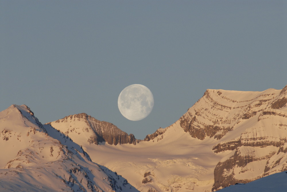 Vollmond am Morgen im Bündner Oberland