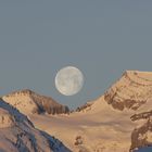 Vollmond am Morgen im Bündner Oberland