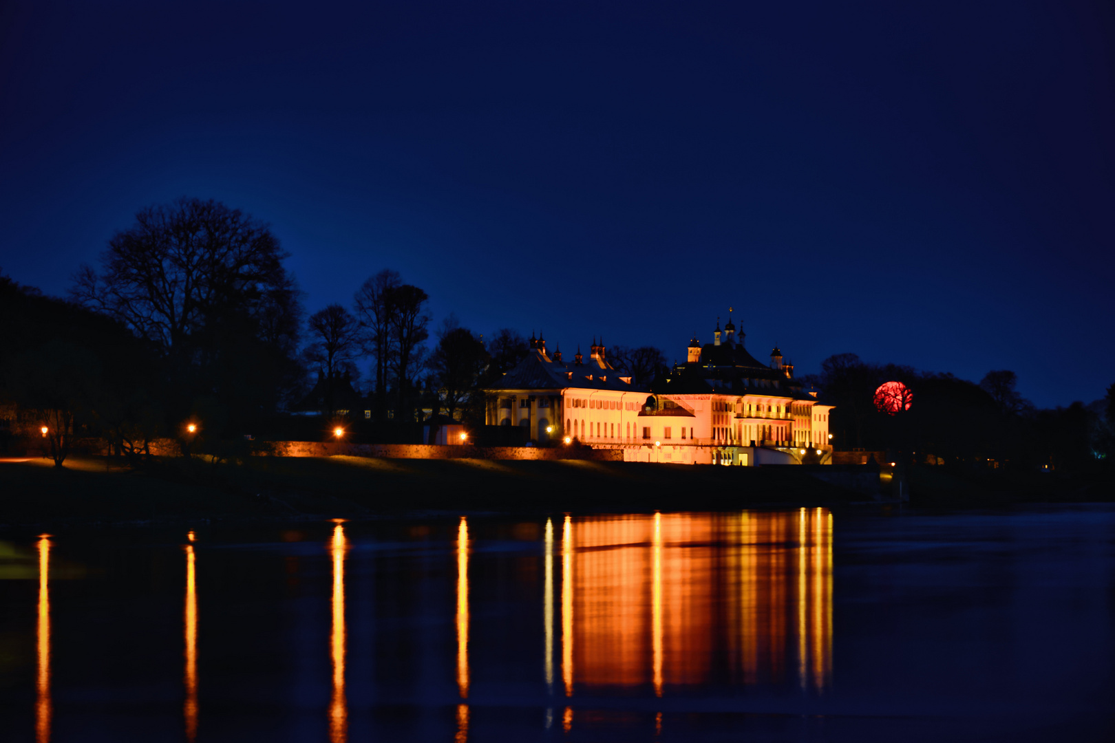 Vollmond am Schloss