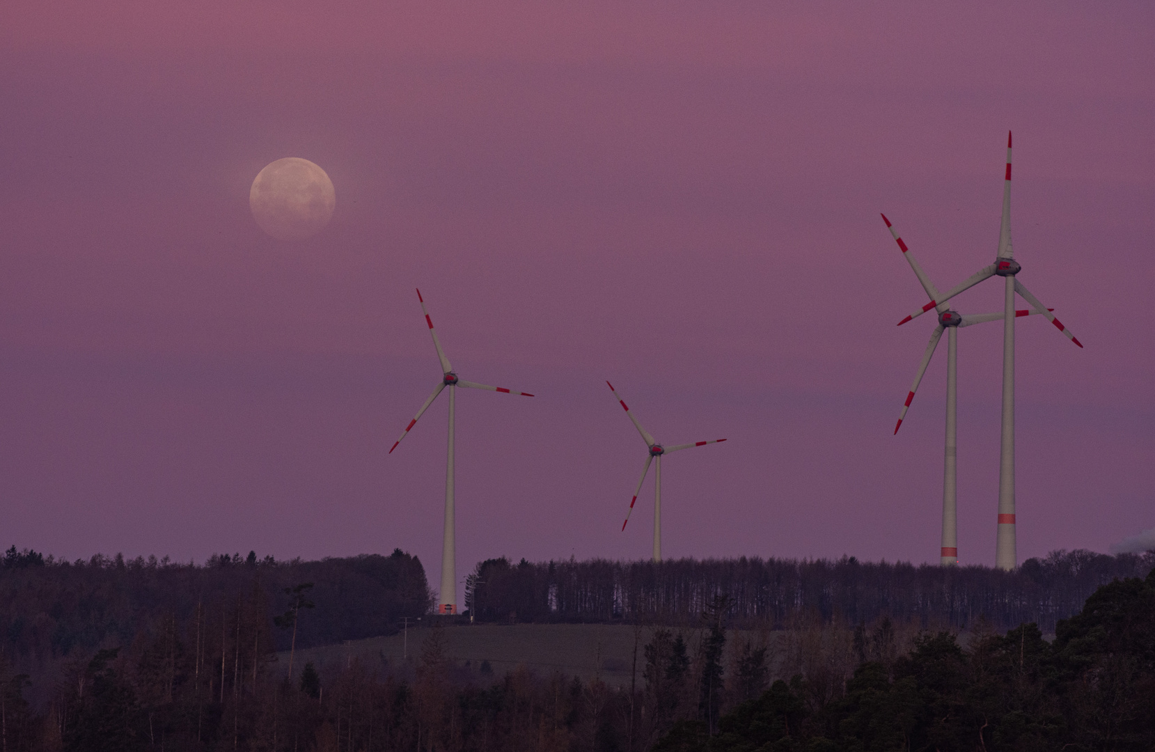 Vollmond am sehr frühen Morgen