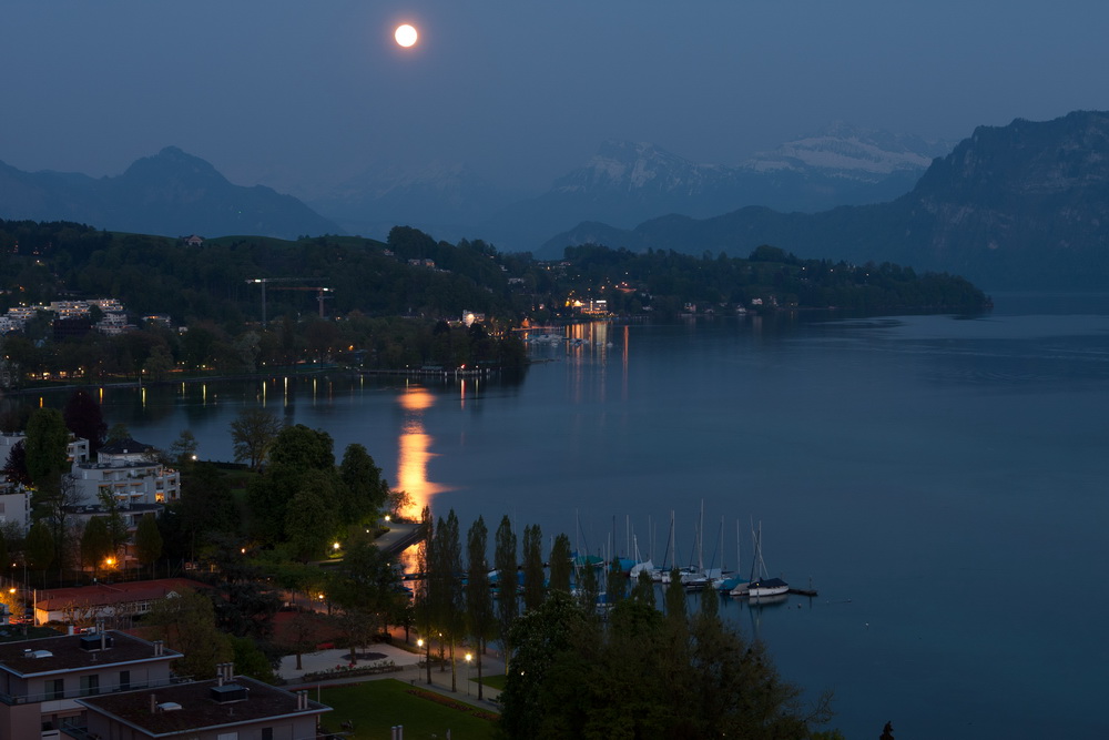 Vollmond am Vierwaldstätter See