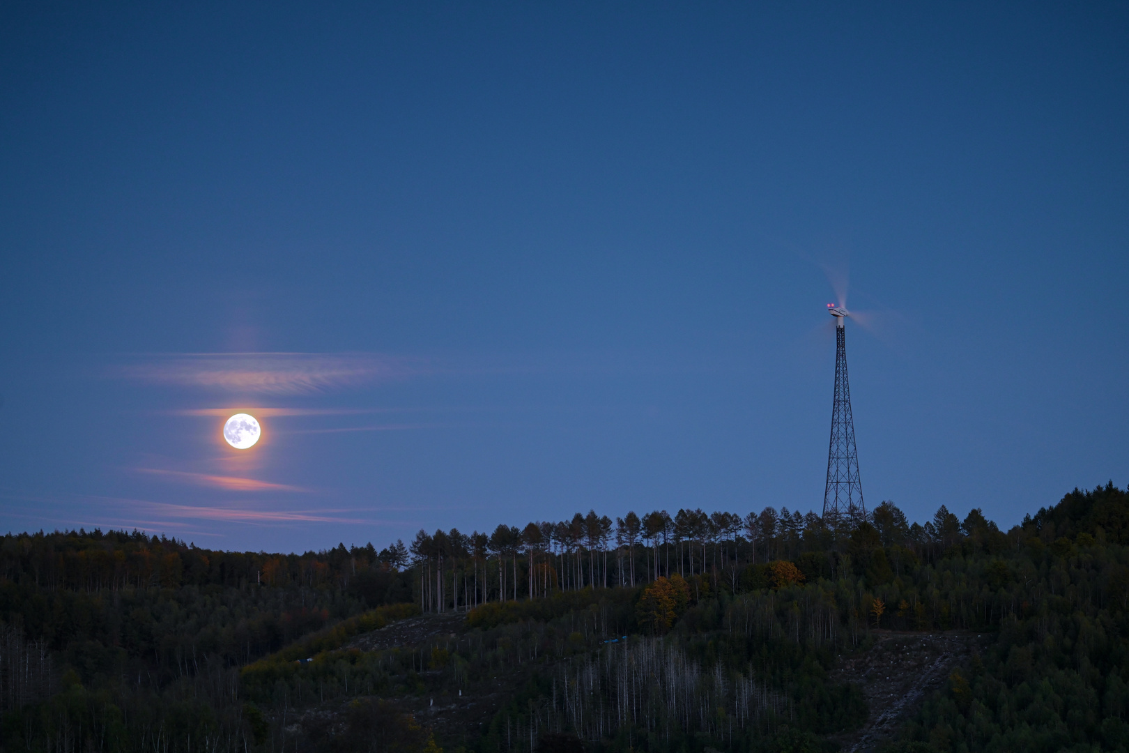 Vollmond am Windrad