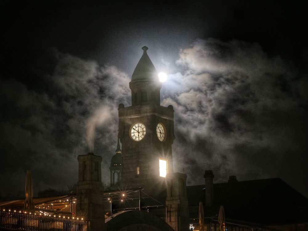 Vollmond an den St.Pauli Landungsbrücken