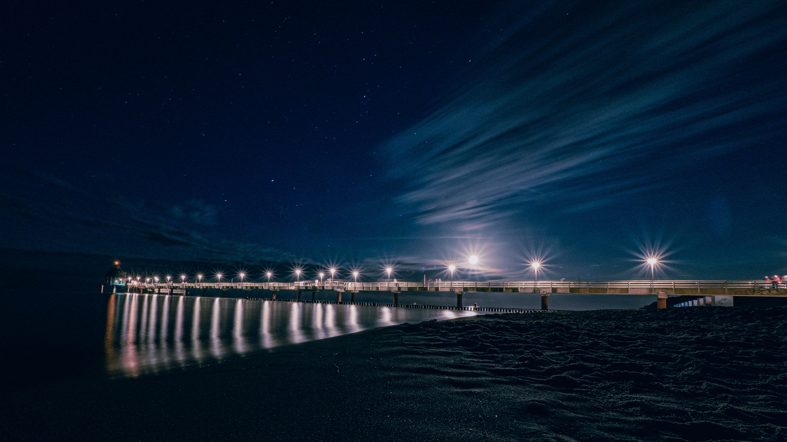 Vollmond an der Landungsbrücke