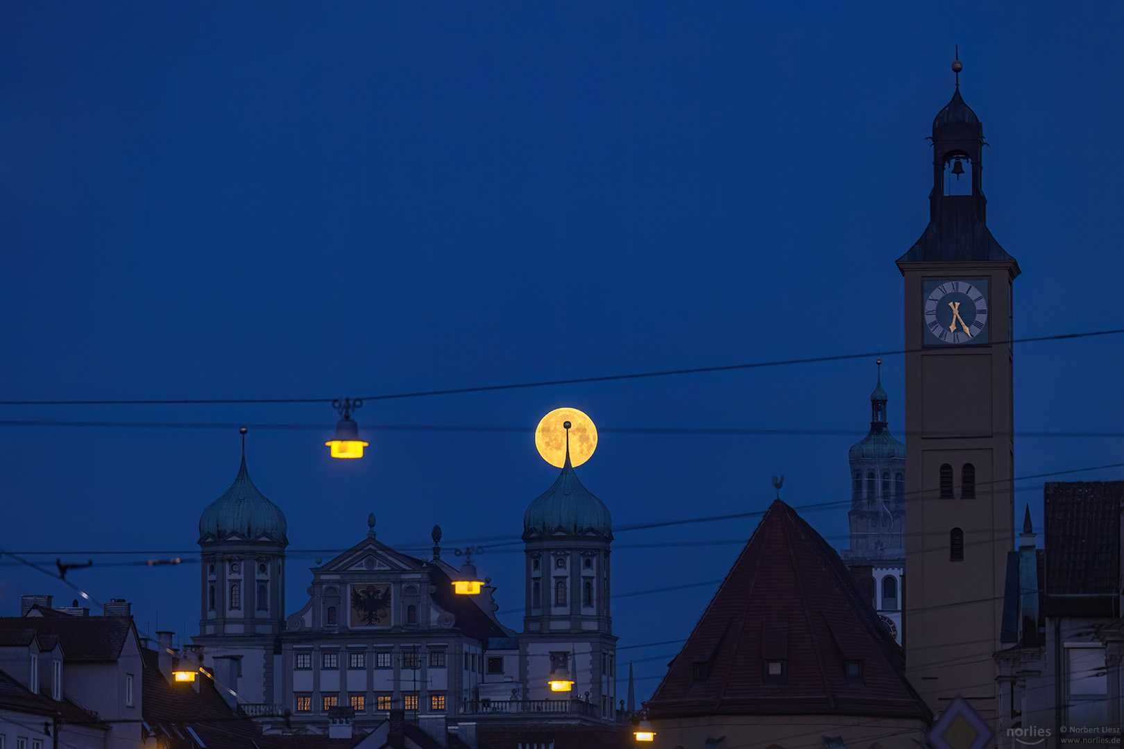 Vollmond an der Rathausspitze